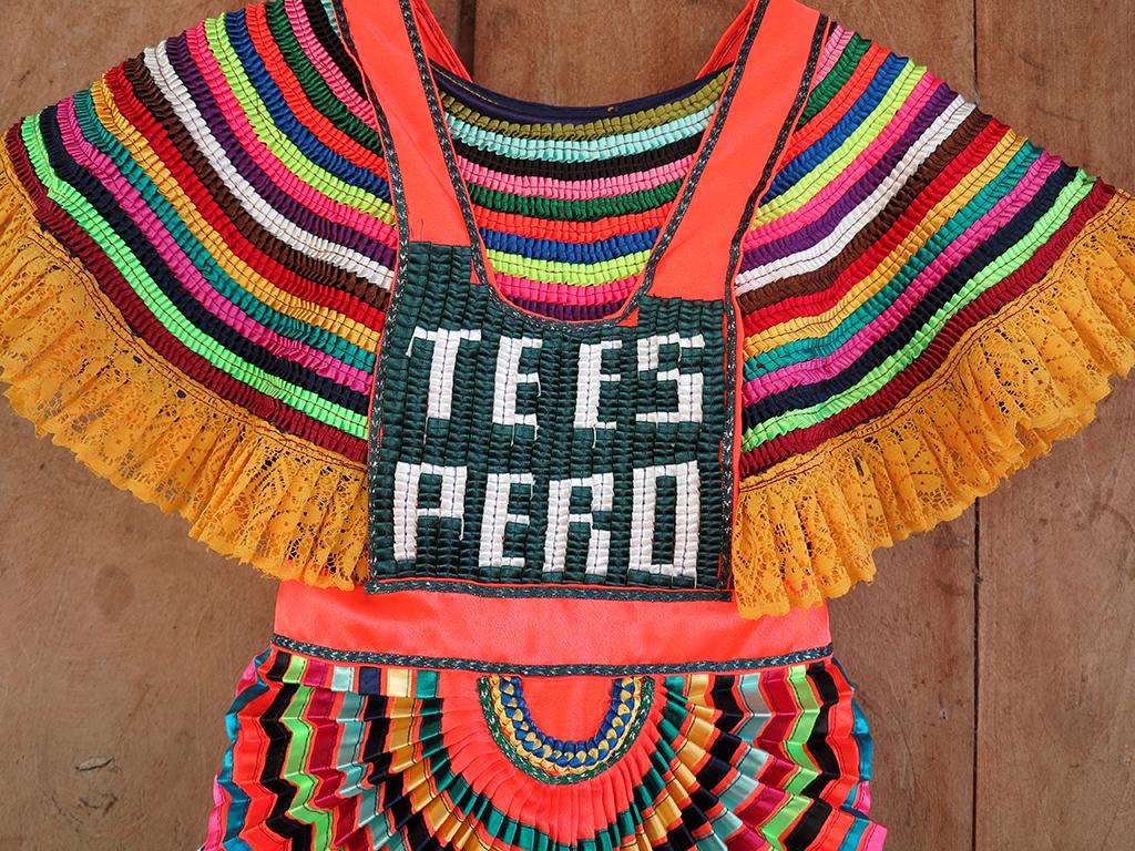 Tseltalero dress form Floridalma, "I wait for you". San Gregorio la Esperanza, Chiapas (2021). Photo: María Naidich.