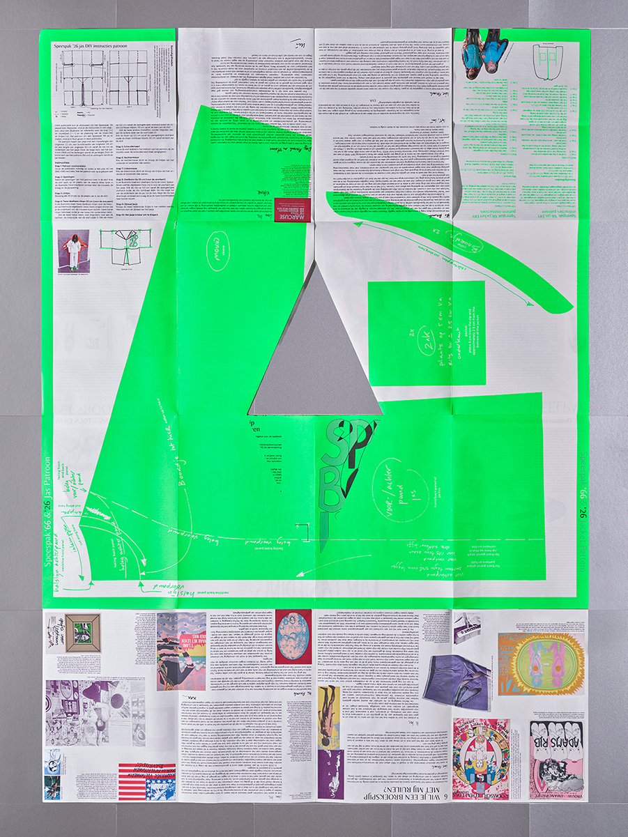 Booklook issue 3: tde cover, publicatie deel 1, uitgevouwen met Speespak '66 jas patroon in fluor groen. Foto: Scheltens & Abbenes.