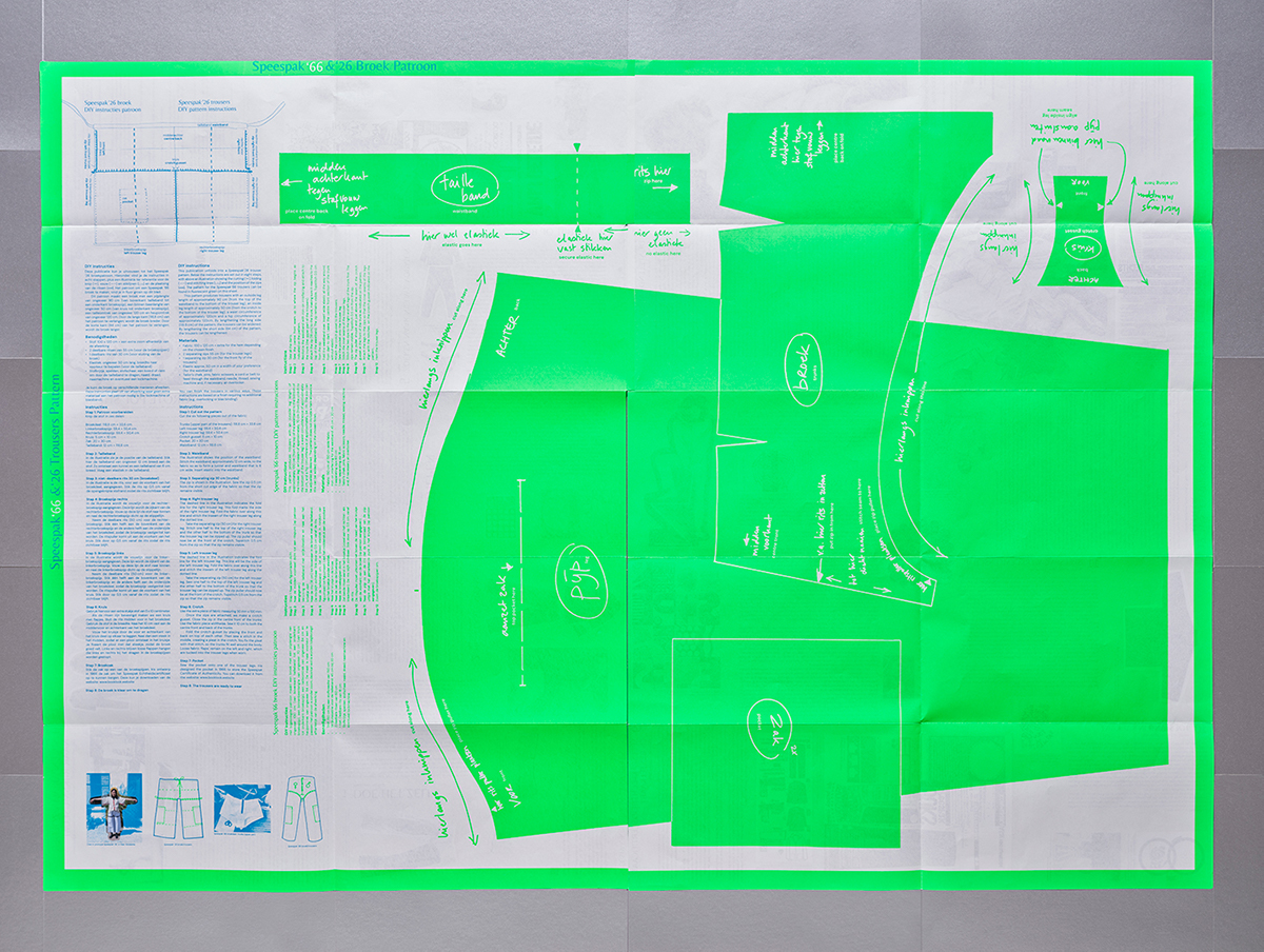 Booklook issue 3: de broek, publicatie deel 2 uitgevouwen met Speespak '66 broek patroon in fluor groen. Foto: Scheltens & Abbenes. Photo: Scheltens & Abbenes.